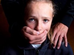 В России мужчина похитил девочку, увез и изнасиловал