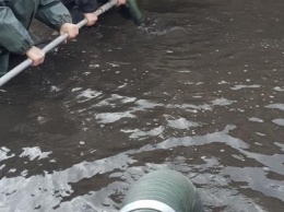 Мариупольские спасатели пробивали тюбинг, ныряли в бассейн и считали гуляющих по побережью