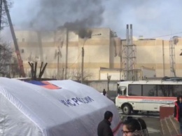 В Кемерово число погибших на пожаре выросло до 64. Над зданием вновь клубится дым