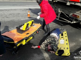 На Богоявленском проспекте произошла авария: служебный «ГАЗ-53» переехал сборщика мусора (фото 18+)