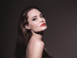 Анджелина Джоли показала свои татуировки в кампании Mon Guerlain Eau de Parfum Florale