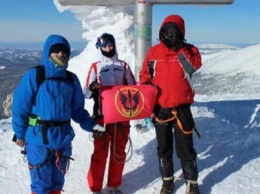 На вершине Говерлы команда альпинистов установила флаг Николаевских морпехов, - ФОТО
