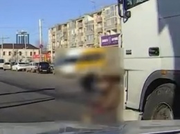 ВИДЕО ДТП на России: в Астрахани грузовик задавил насмерть женщину