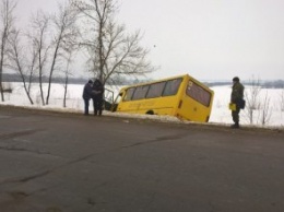 В Сумской области в аварию попал школьный автобус: есть пострадавшие