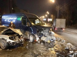 В Киеве произошло жуткое ДТП: обломки автомобилей разлетелись по дороге