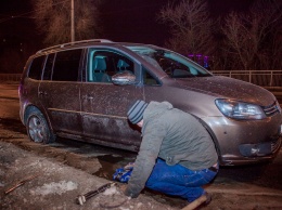 Ямы на дорогах Днепра: автомобилистов призывают к осторожности