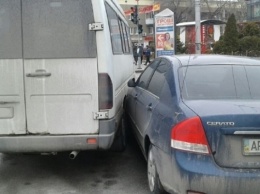 В центре Запорожья лихачил "маршруточник" - все закончилось аварией (ФОТО)