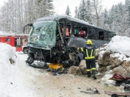 По меньшей мере 30 туристов пострадали в автобусной аварии в горах Австрии