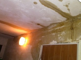 "В квартире нет света, с потолка льется вода". Луганчане жалуются на бездействие коммунальщиков