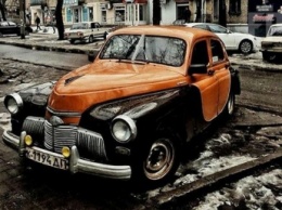 Фото дня: на улице Запорожья появился раритетный автомобиль