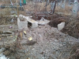В оккупированном Зайцево обстрелом разрушено кладбище: появились фото