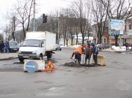 В Днепре коммунальщики устраняют ямы на дорогах