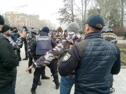 Полиция проверяет активистов "Нацкорпуса" перед облсоветом