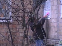 В Киеве разоблачили двух женщин, которые продавали самогон через окно квартиры