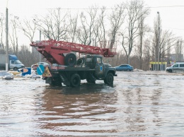 Мокрый Днепр: большая лужа появилась на Запорожском шоссе