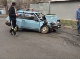 В Запорожье легковушка врезалась в автобус, который недавно вышел на маршрут (Видео)