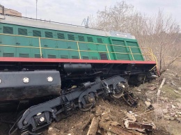 Под Одессой сюрреалистично упал с высоты поезд с зерном. Фото