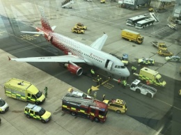 Самолет авиакомпании "Россия" наехал на ногу сотруднику аэропорта в Лондоне