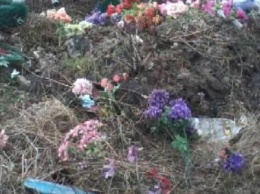Херсонцев просят не нести на кладбища пластиковые цветы