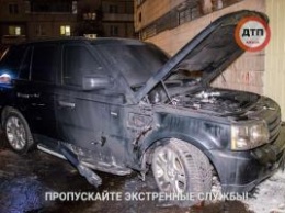 В Киеве горел Range Rover, прозвучал взрыв: хозяин авто в больнице