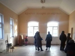 Вынесли консервацию, линолеум, сняли двери и окна: в Стаханове боевики разграбили Дом молитвы