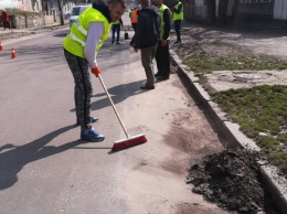 В Заводском районе полным ходом идет очистка дорог после зимнего периода