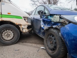 На Набережной Заводской столкнулись маршрутка и Ford: пострадал мужчина