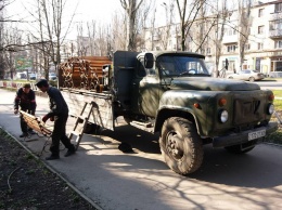 В центре Херсона устанавливают новые скамейки (ФОТО)