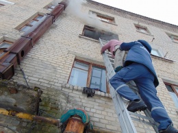 В Рубежном спасатели эвакуировали из горящего общежития 39 человек. Одна женщина погибла в "скорой" (Фото)