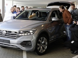 "Да тут экран больше, чем мой телек!" - рабочие Volkswagen оценили новый Touareg