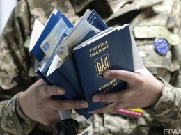 Биометрика с задержкой. Более чем полмиллиона украинцев ждут свои загранпаспорта