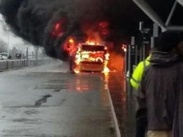 В аэропорту "Лондон-Станстед" отменили сотню рейсов из-за пожара в автобусе