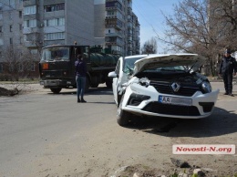 В центре Николаева бензовоз врезался в "Рено": водителя легковушки госпитализировали