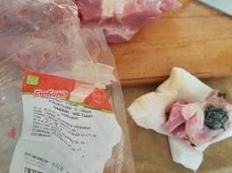 Одесситка поделилась ужасающей находкой в мясе (ФОТО)