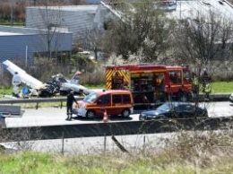 Груда металла и два погибших человека: во Франции двухмоторный самолет рухнул на автостраду