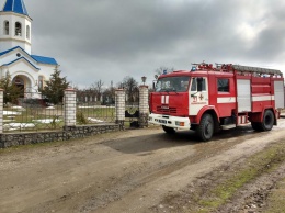 На Николаевщине накануне пасхальных праздников спасатели обходят церкви и учат служителей тушить пожар
