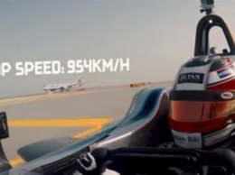 Спорткар строил гонку с двумя самолетами (видео)