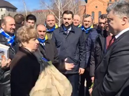 Петр Порошенко прибыл в Мариуполь (ВИДЕО)