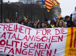 В Берлине сотни людей требуют освободить Пучдемона