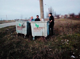 Жители села под Запорожьем утопили в речке два новых мусорных бака (Фото)