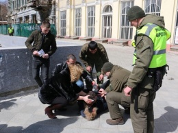 С памятника архитектуры в центре Одессы упал камень и угодил прохожему в голову: мужчину госпитализировали