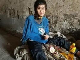 В Китае мать держала глухонемого сына на цепи 10 лет