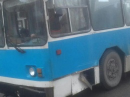 В центре Николаева не разминулись троллейбус и маршрутка, - ФОТО