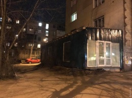 На Черняховского вырубили клумбу и установили на ней МАФ: в мэрии говорят, что это незаконно