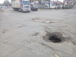 На дороге в центре Николаева образовалась дыра: транспорту приходится объезжать