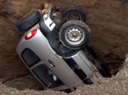 В Харькове авто упало в яму глубиной в несколько метров - фото