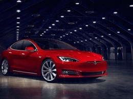 Акции Tesla упали на 5% из-за шутки о банкротстве