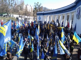 В центре Киева толпа националистов идет пикетировать Кабмин, Раду и Банковую