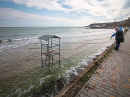 В Одессе штормовое море "слизало" несколько пляжей. Фото