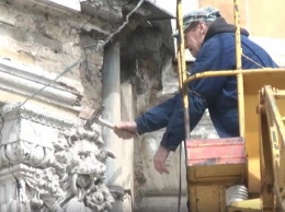 На недавно «отличившемся» архитектурном памятнике в Одессе сбивают лепнину